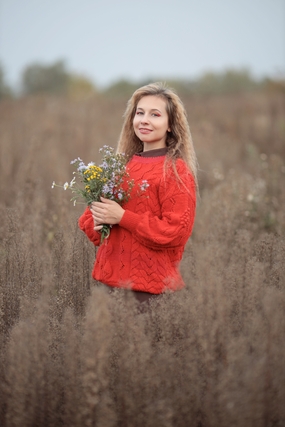 秋天原野手捧花羊毛衫美女写真图片